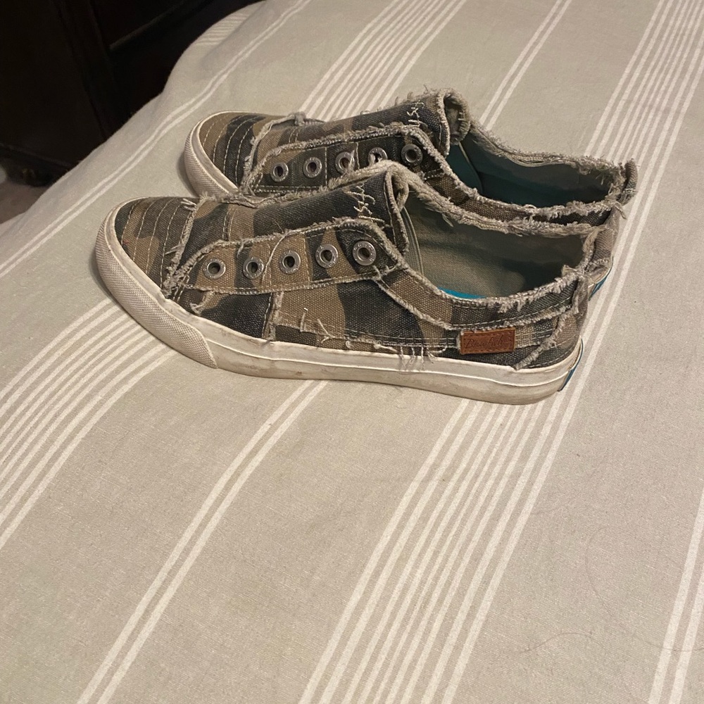 Women’s CAMO blowfish size 8